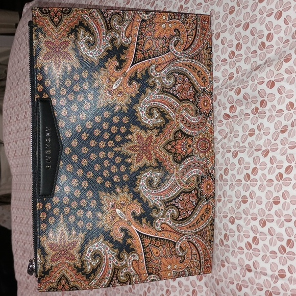 Givenchy Handbags - Givenchy Antigona med paisley printed leather clutch NWT